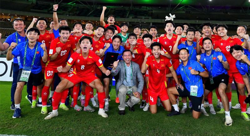 1 đội bóng đá có bao nhiêu người tham gia trận đấu tiêu chuẩn? 